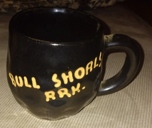 VTG BULL SHOALS ARKANSAS BLACK GLAZE POTTERY MUG CUP  HONEYCOMB sgnd DRYDEN 50s