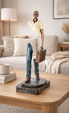 Bronzeskulptur Reisender mit Koffer– Moderne Statue Kunst Figur auf Marmorsockel