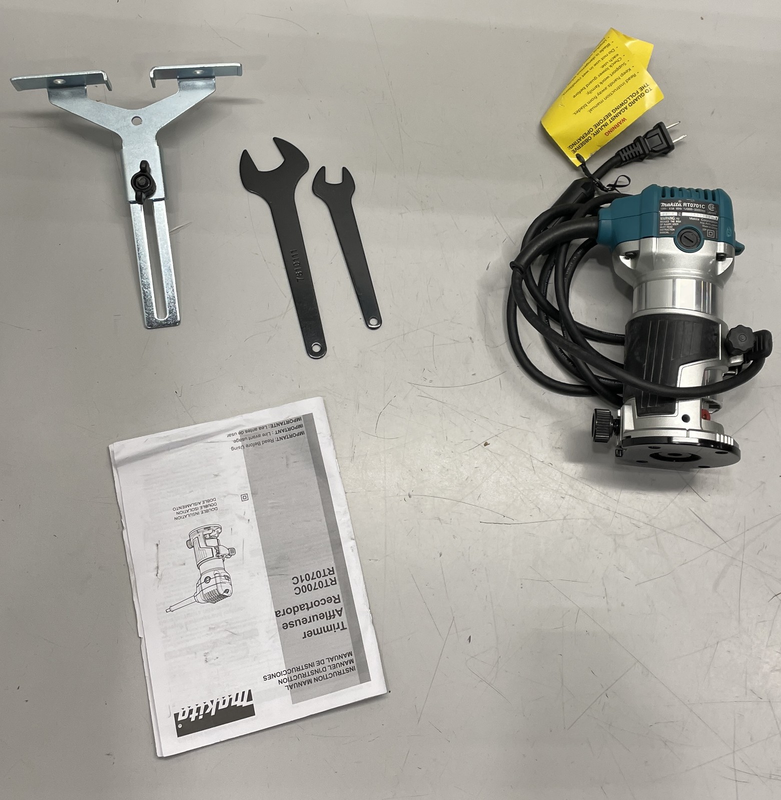 Makita RT0701C 6.5A 1-1/4 HP Corded Fixed Base Compact Router *Remanufactured*