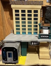 Spider-Man /Peter Parker’s DAILY BUGLE & SUBWAY DIORAMA SET  BY JADA 33659