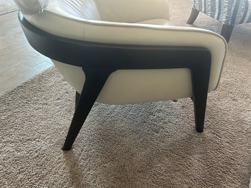 Linda cadeira de couro real off white - Imagem 3 de 3