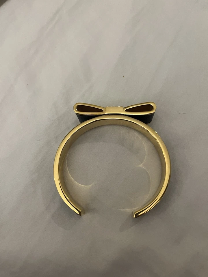 Pulsera Tory Burch Oro Pila, Puño Lazo Esmalte Azul y Correa Cuero Blanco Foto 3 de 4