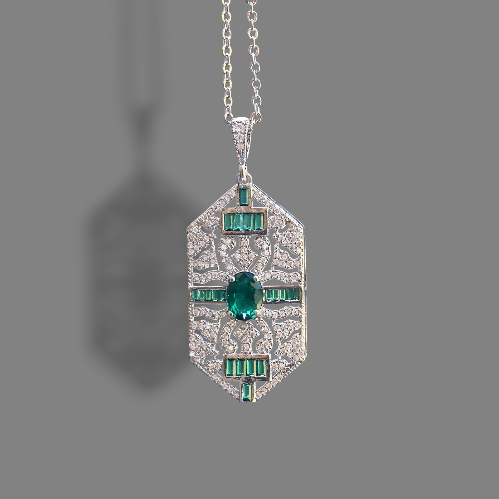 Collier court géométrique dentelle avec cristal vert pour vos soirées chic SA6