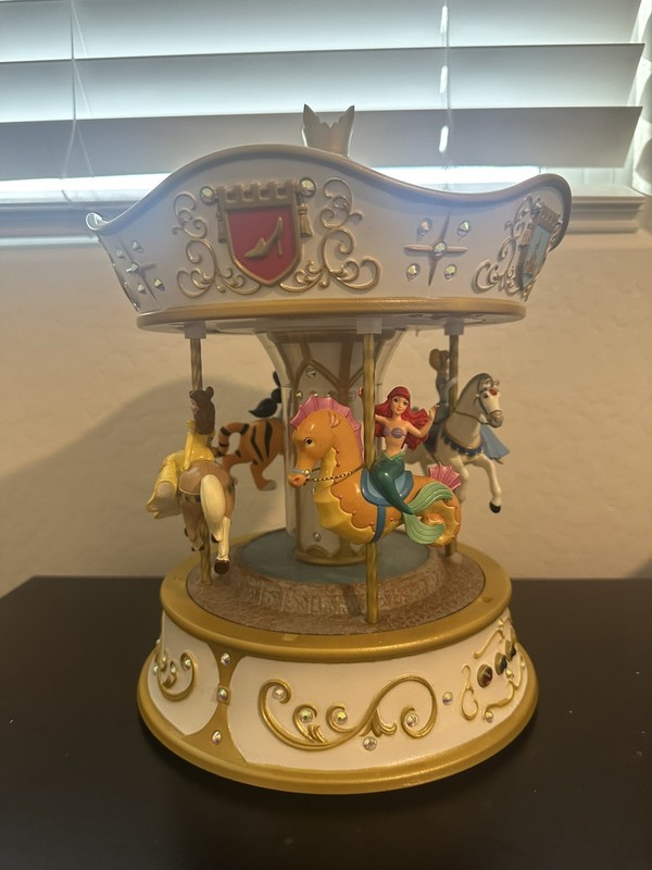 2021 Hallmark QFM3355 Disney Princess “Dreams Go Round Carousel” No cord 