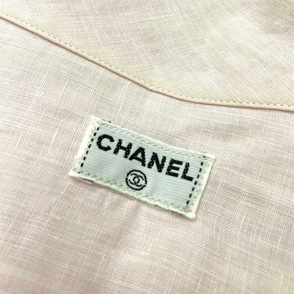 CAMISA CHANEL RARA USADA COM BOTÕES DOURADOS ACEITÁVEL - Imagem 2 de 4