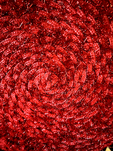 Set of 5 Pier 1 15” Red Round Woven Sparkly Christmas Placemats Charger Mat - Picture 7 of 8