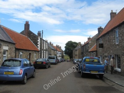 Foto 6x4 Straßenszene auf Lindisfarne Holy Island\/NU1241 In der kleinen vi c2009
