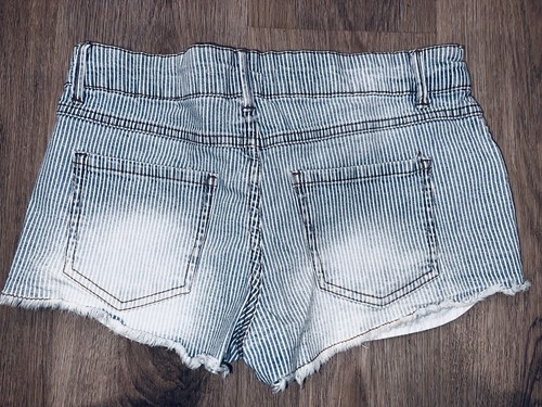 Forever 21 Women’s Striped Jean Cut Off Denim Shortie Shorts Size 26 - Picture 3 of 4