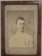 Foto médica semi desnuda gabinete joven guapo pecho herido posguerra civil