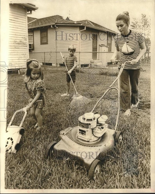 1973 Press Photo Christa Gambieu's exercise includes mowing the lawn - nob18568