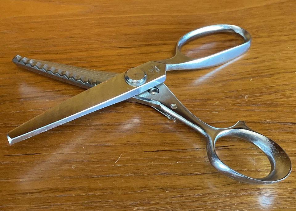 Vintage CANARY Pinking Shears Scissors • 9" JAPAN Drop Forged • Stainless Steel - Image 3 of 4