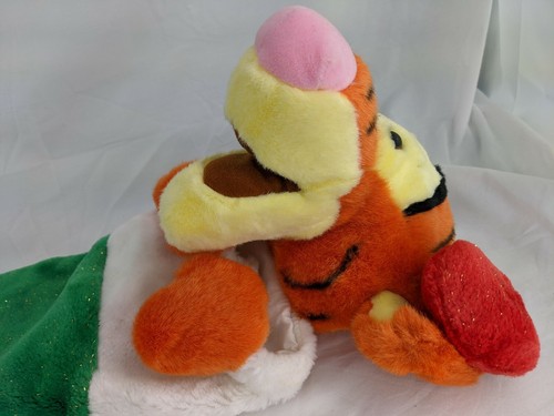 Juguete de peluche de 22 pulgadas con medias de Navidad Tigger de Disney - Imagen 3 de 7