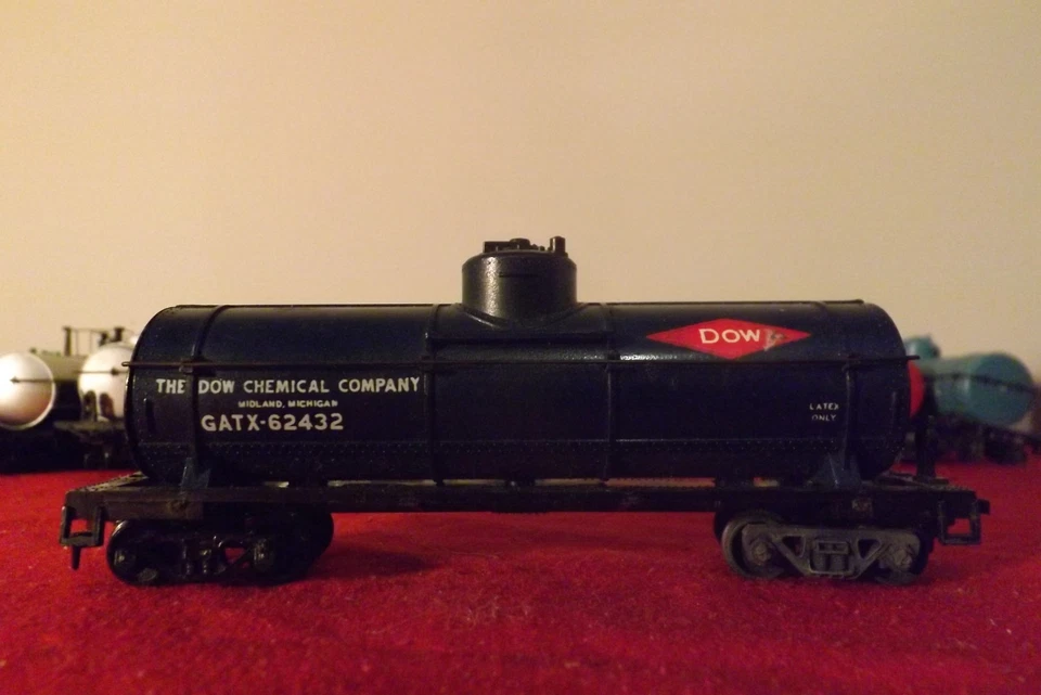 Model Power HO RTR Rolling Stock 40 Single Dome Tank Car Dow Chemical GATX 62432 - Image 4 of 4