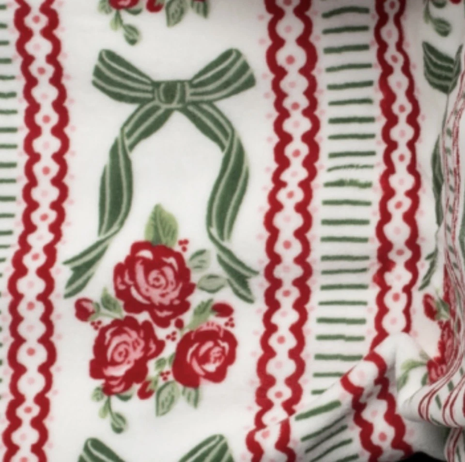 Envogue NEW QUEEN red rose, green bows & stripes Coquette Reverse Blanket 90x90 - Image 3 of 3