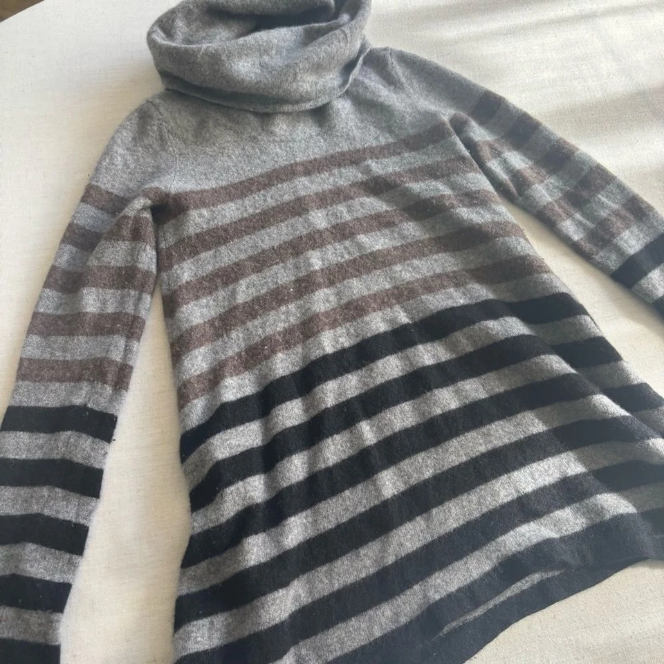 Saks Fifth Avenue Grey Striped 100% Cashmere Sweater S - Image 4 of 4