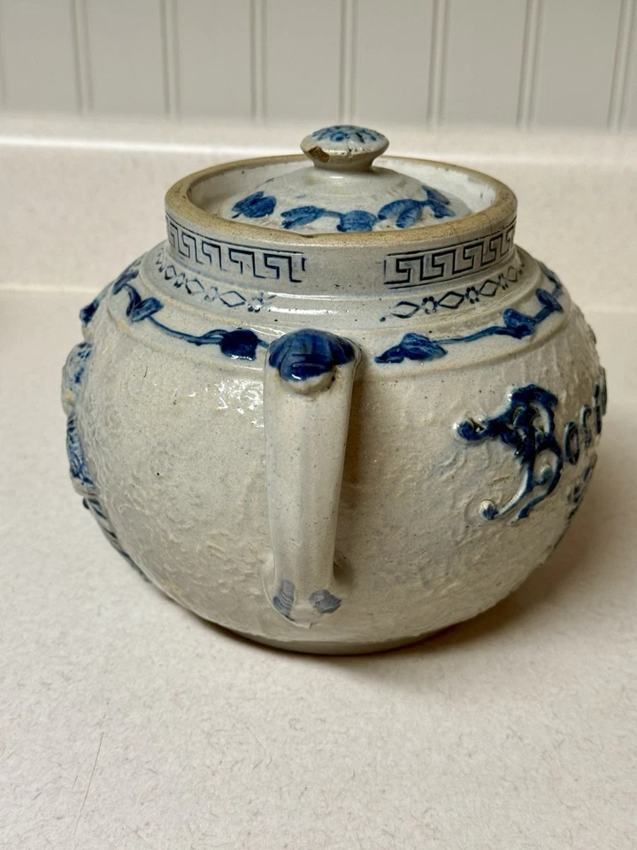 Olla con mango de gres Boston Baked Beans White Utica NY de la década de 1890 con tapa gris azul Foto 3 de 4