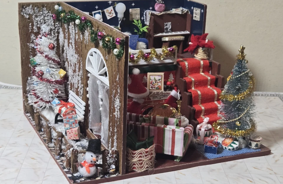 1:24 Casa de Muñecas Miniatura ÚNICO Navidad Diorama Roombox Sala Dormitorio Patio Foto 4 de 4