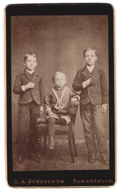 Fotografía C. A. Sundström, Norretelje, tres niños con ropa elegante