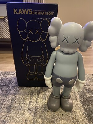 Kaws Five Years Later Companion graue Figur 30 cm - brandneu