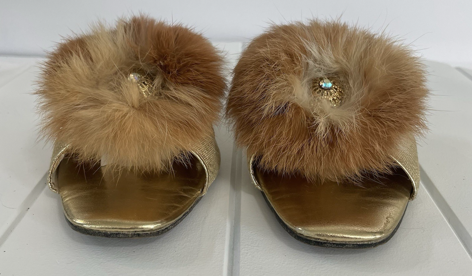 PANTOFOLA D’ORO MUSE Pantofole dorate vintage anni 50 con pelliccia di visone e accento strass taglia 8
