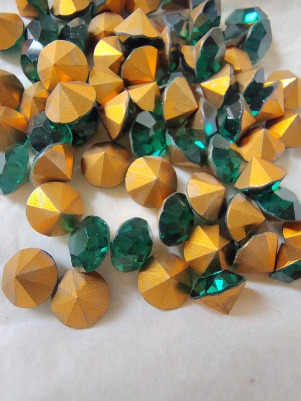 ​Vintage Swarovski SS39 8mm Emerald Green Chaton Crystals with Original Package
