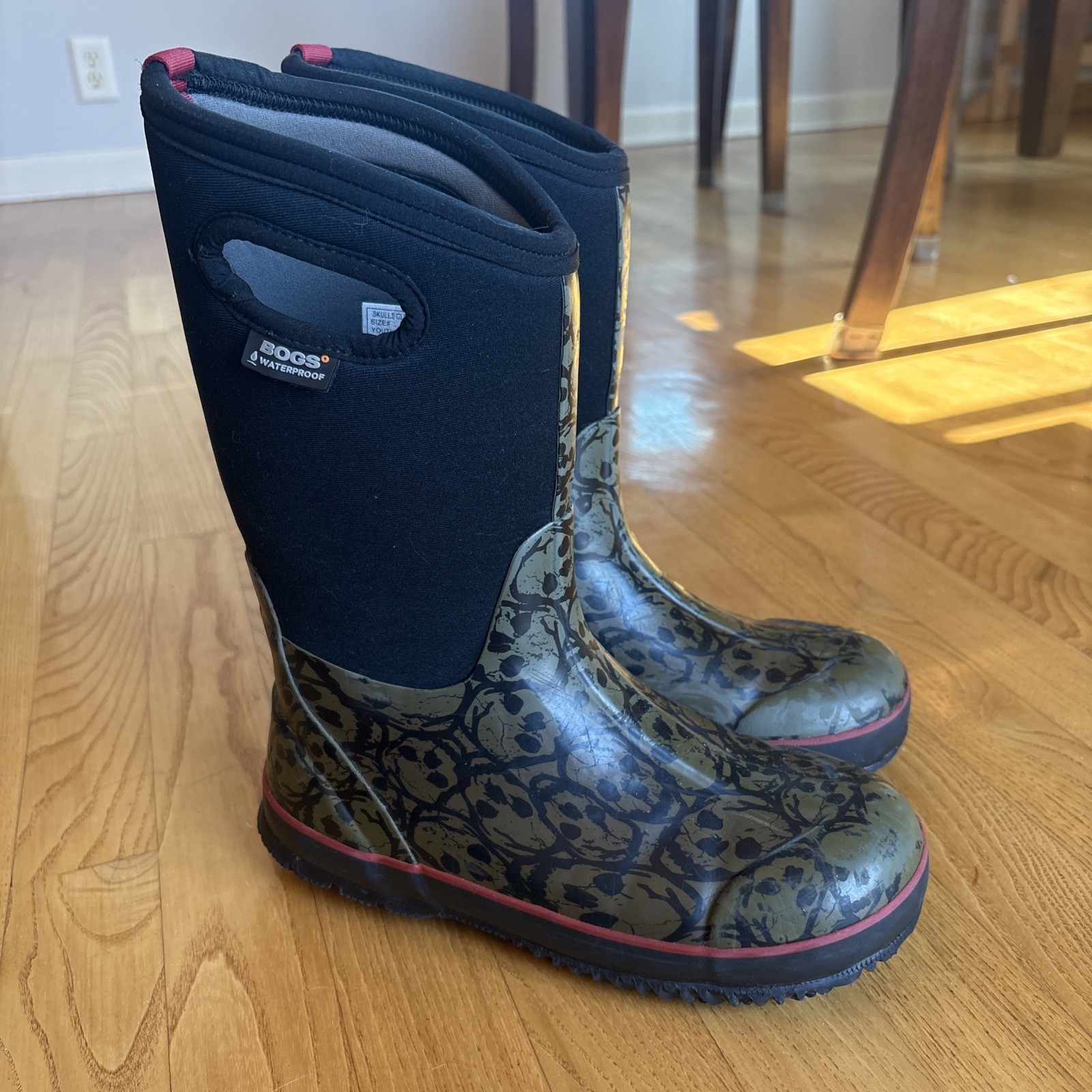 Bogs Snow Boots Classic Skulls Black Neoprene Big Kid Youth Boys Size 5 38 EU-image