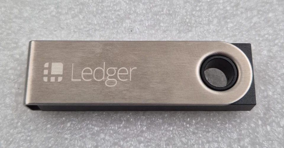 *NEW* Ledger Nano S Cryptocurrency Hardware Wallet (Black) - Image 3 of 4