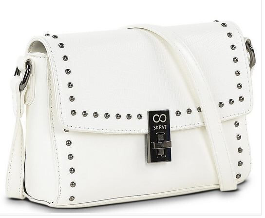 Bolso blanco con bandolera adicional ajustable marca Skpat tachuelas