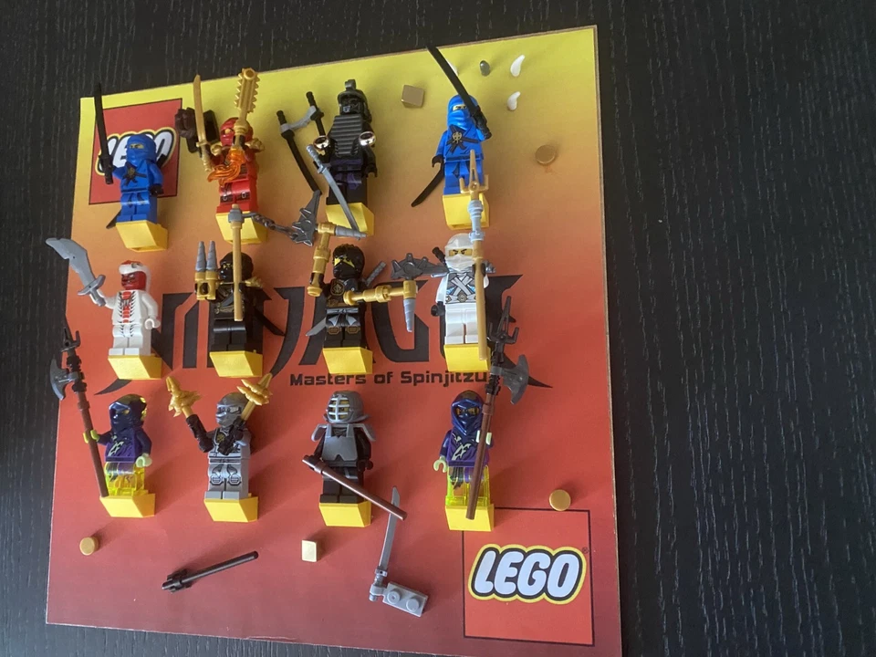 LEGO TECA DISPLAY CASE DIORAMA 12 MINIFIGURE ORIGINALI NINJAGO JAY KAI COLE - Immagine 3 di 4