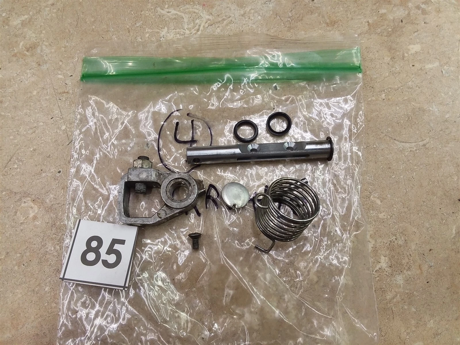 Kawasaki KZ550 LTD SPECTRE 1983 1984 Carb Right Outer Throttle Shaft UO AP-391