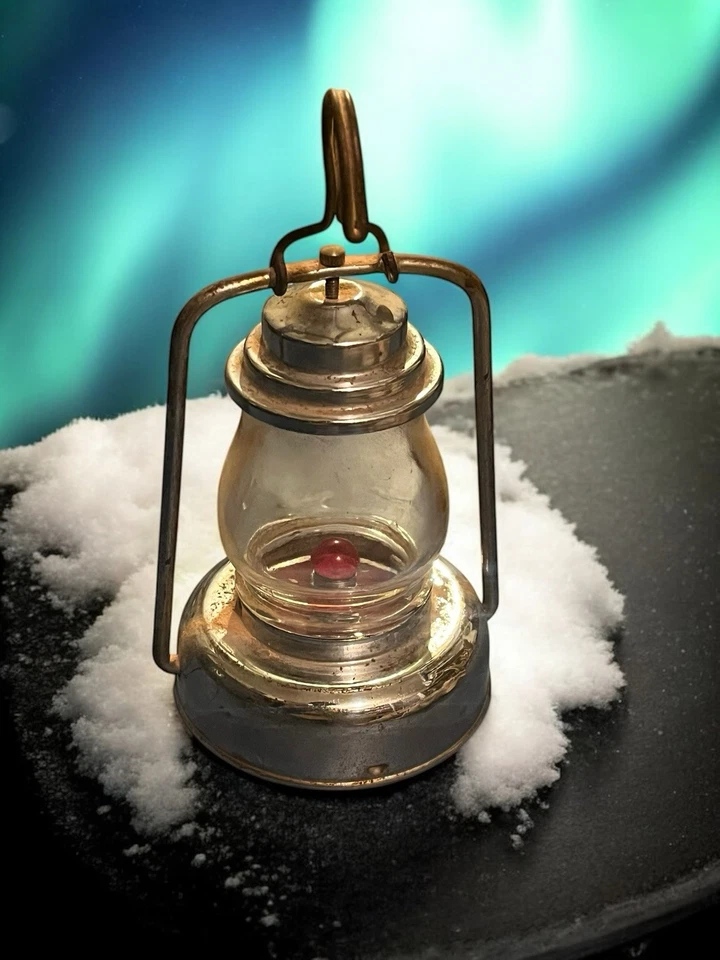 Vintage Brass Miniature Lantern – Collectible Oil Lamp - Image 4 of 4