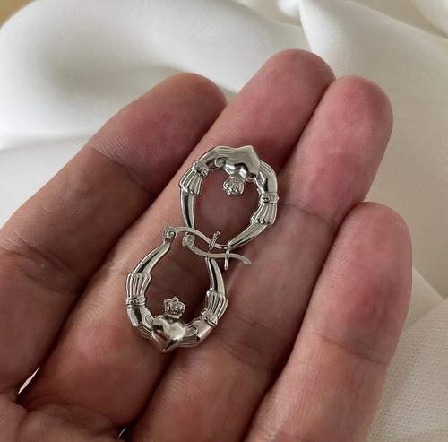 Orecchini a cerchio piccoli Claddagh in argento sterling 925 grammi 2,00 - confezione regalo - Foto 2 di 3