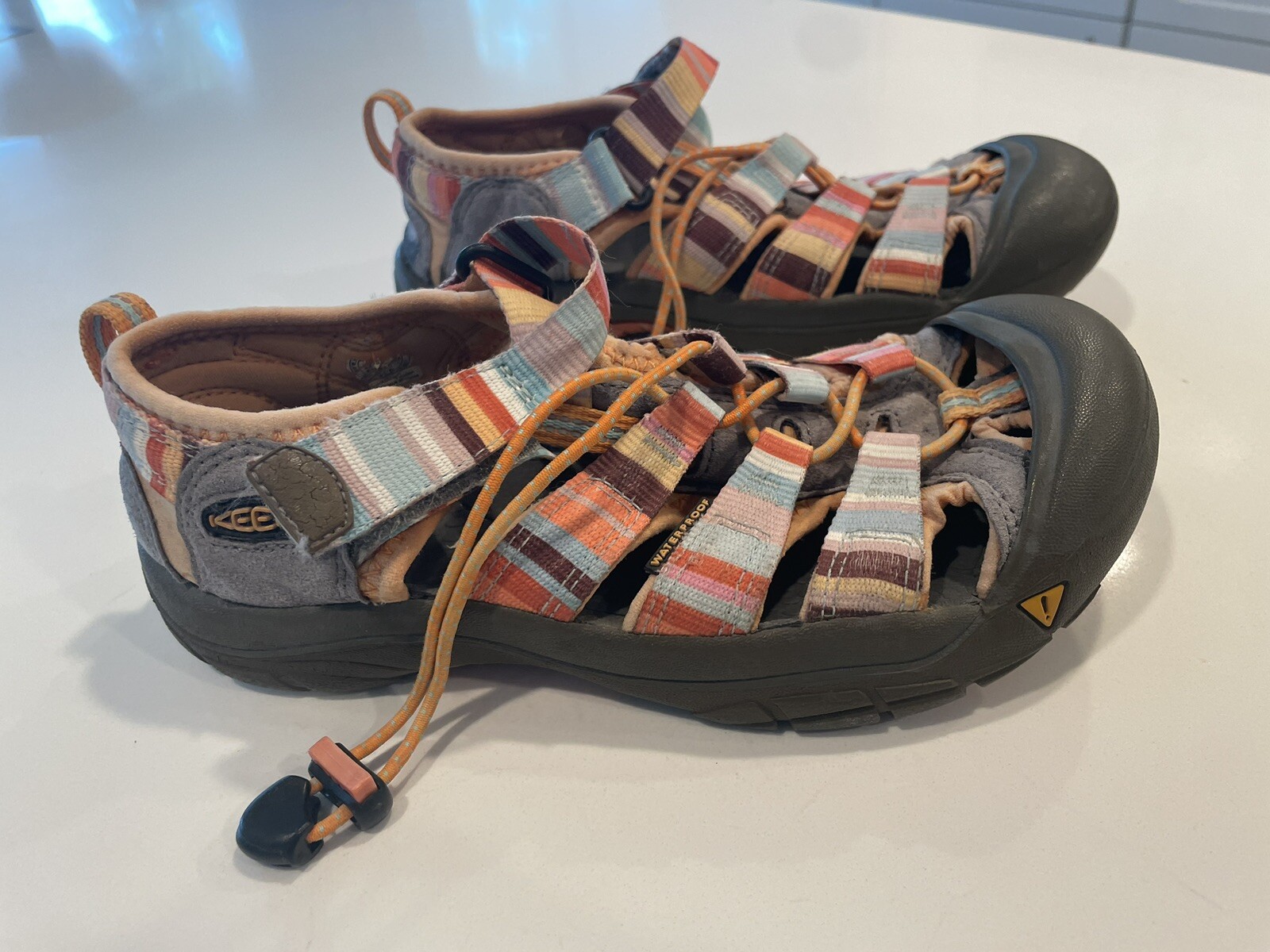 Sandalo arcobaleno Keen Newpor grande bambino taglia 4 o 37 UE scarpe sportive da trekking acquatico