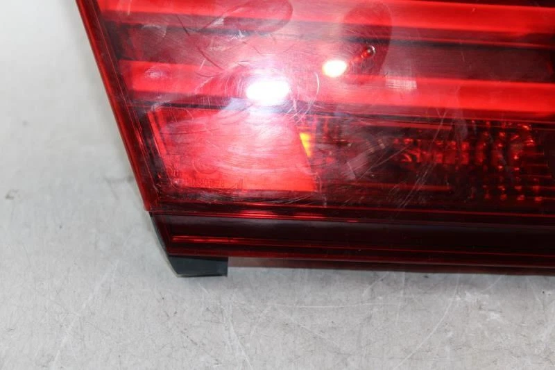 Tampa da lanterna traseira esquerda do motorista compatível com 2013-2015 BMW 750i fabricante de equipamento original #30070 - Imagem 2 de 4