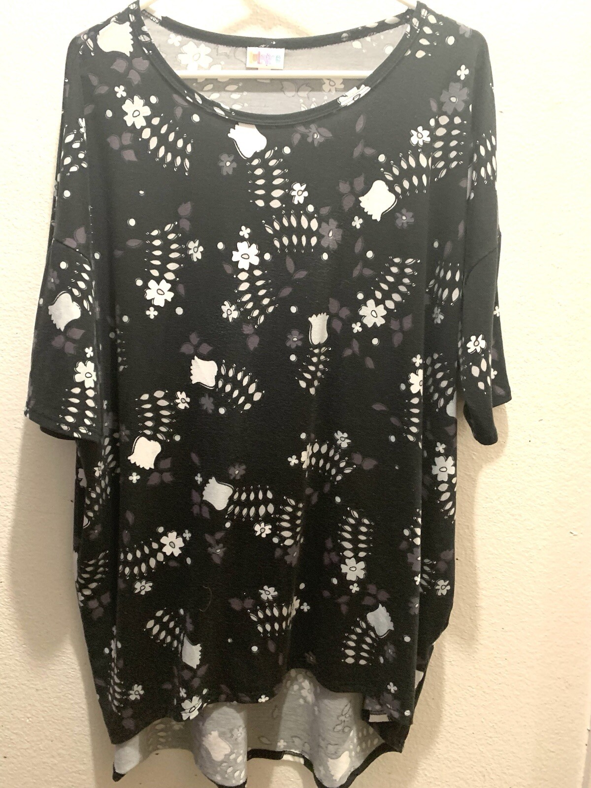 LuLaRoe Women's Shirt Tunic Short Sleeve Black Floral Size Large L