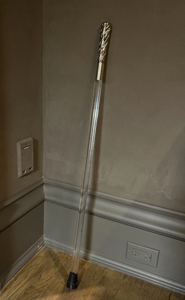 Bastón Lucite, bastón perilla, con mango decorativo plateado - Excelente estado. Foto 2 de 4