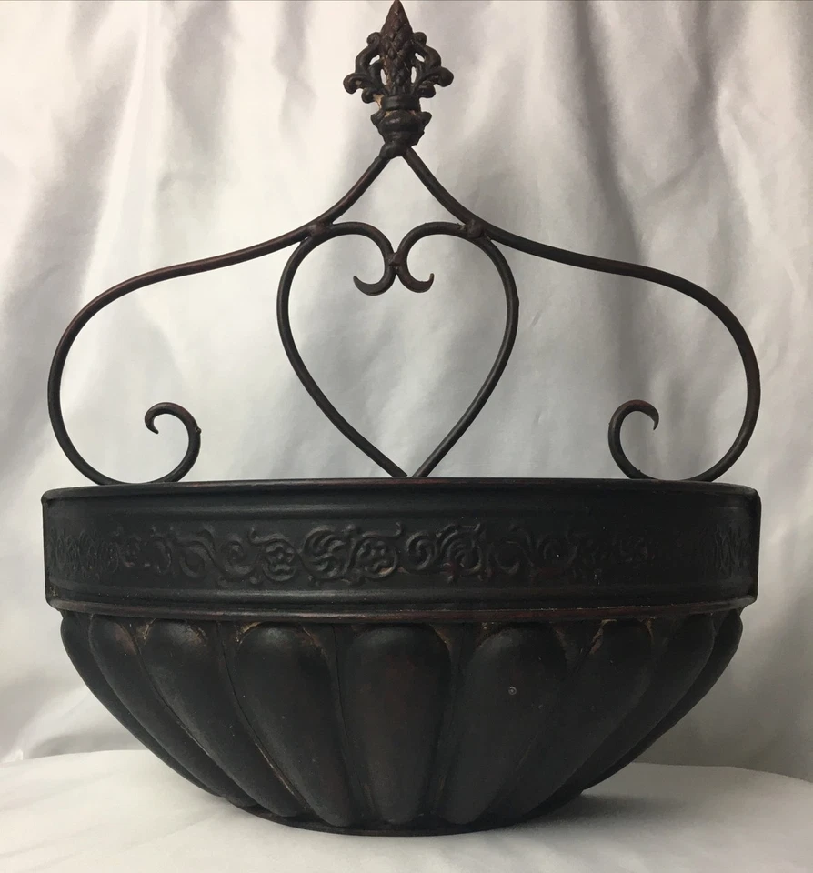 Cesta colgante de pared vintage de metal marrón con diseño de corazón decoración de pared de 17" de alto Foto 2 de 4