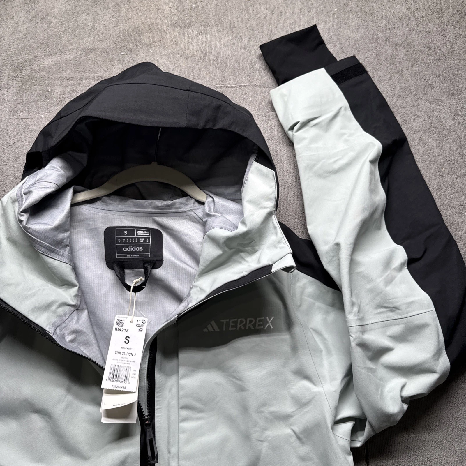 Adidas Terrex Men’s Gray Black Alpine Ski Snow Jacket Small 20000mm Waterproof