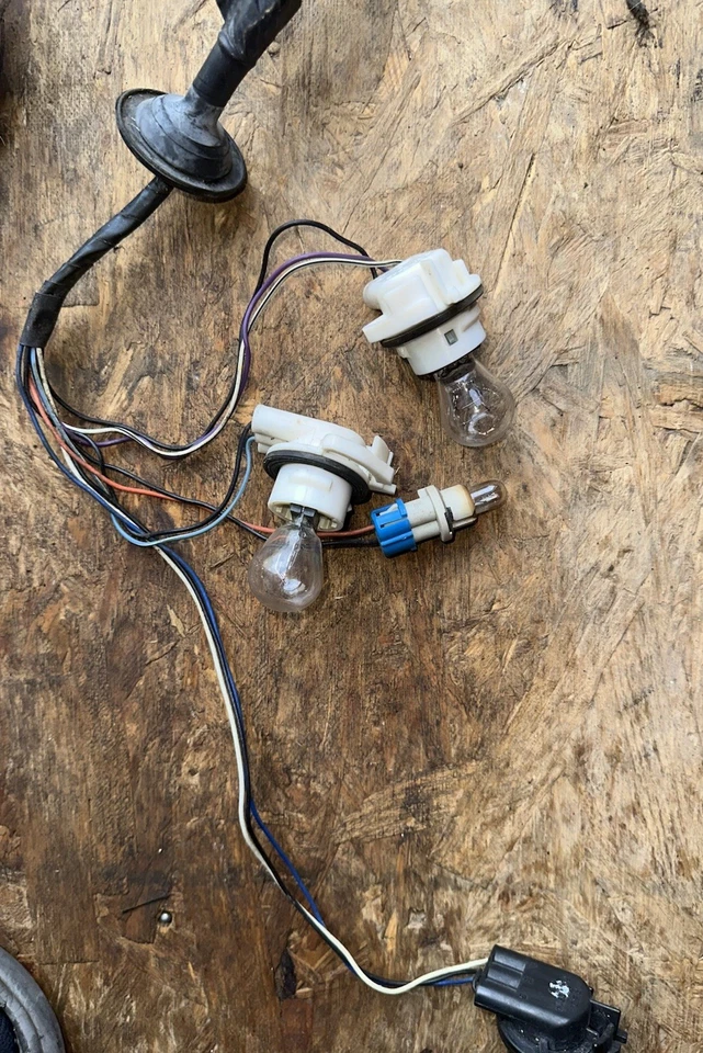 Tail Light Lamp Wire Harness LH/RH 15930597 03-07 Cadillac CTS  - Image 2 of 4