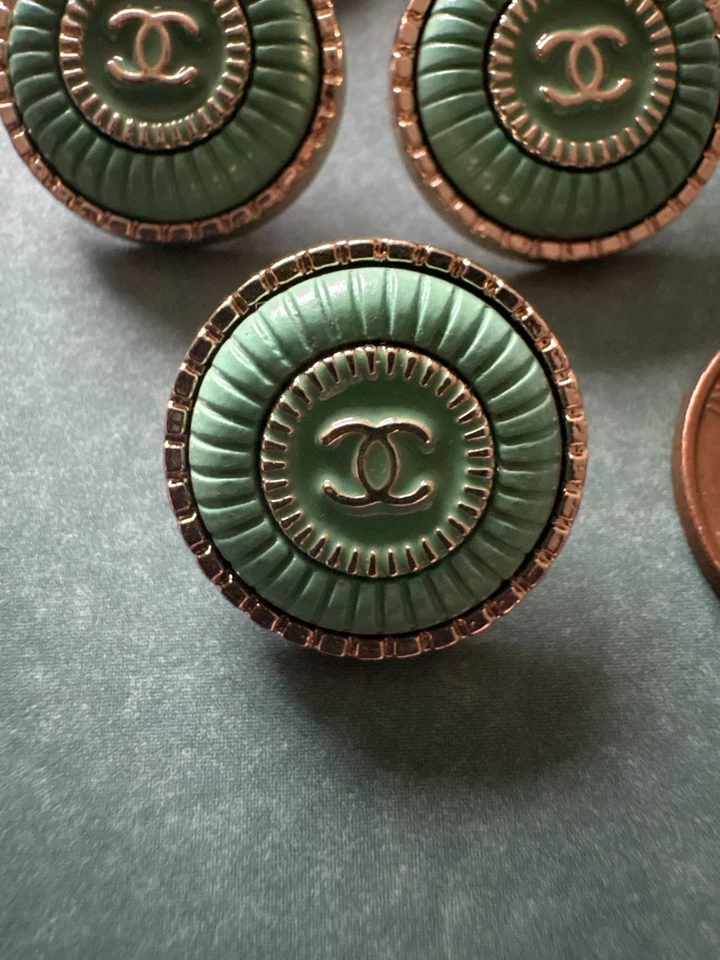 Chanel 18mm Green Enamel Light Gold Metal Buttons – Set of 5 - Image 2 of 4