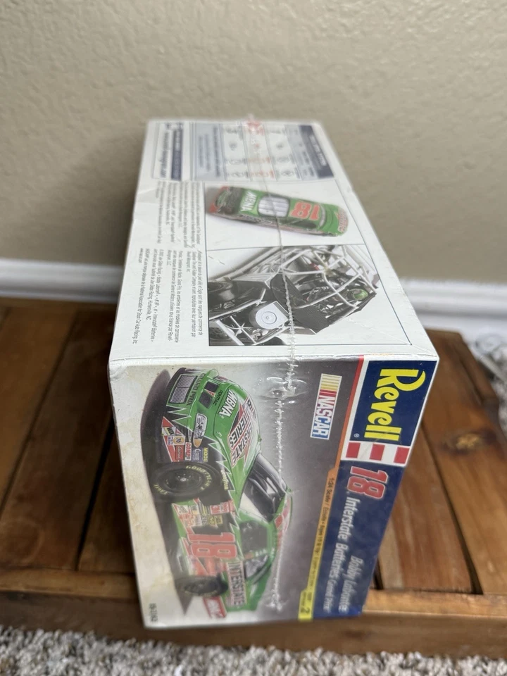 Revell Pontiac Grand Prix 1999 #18 "Interstate Batteries" Bobby Labonte Kit - Image 2 of 3