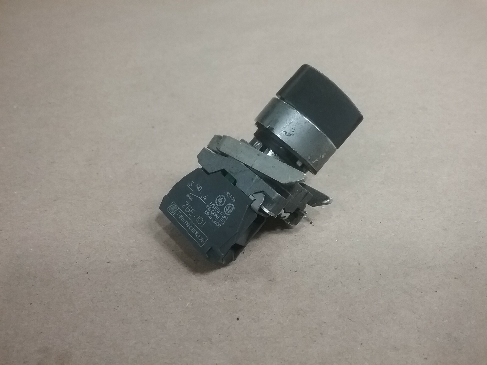 Telemecanique ZBE-101 2-Position Selector Switch #04G91