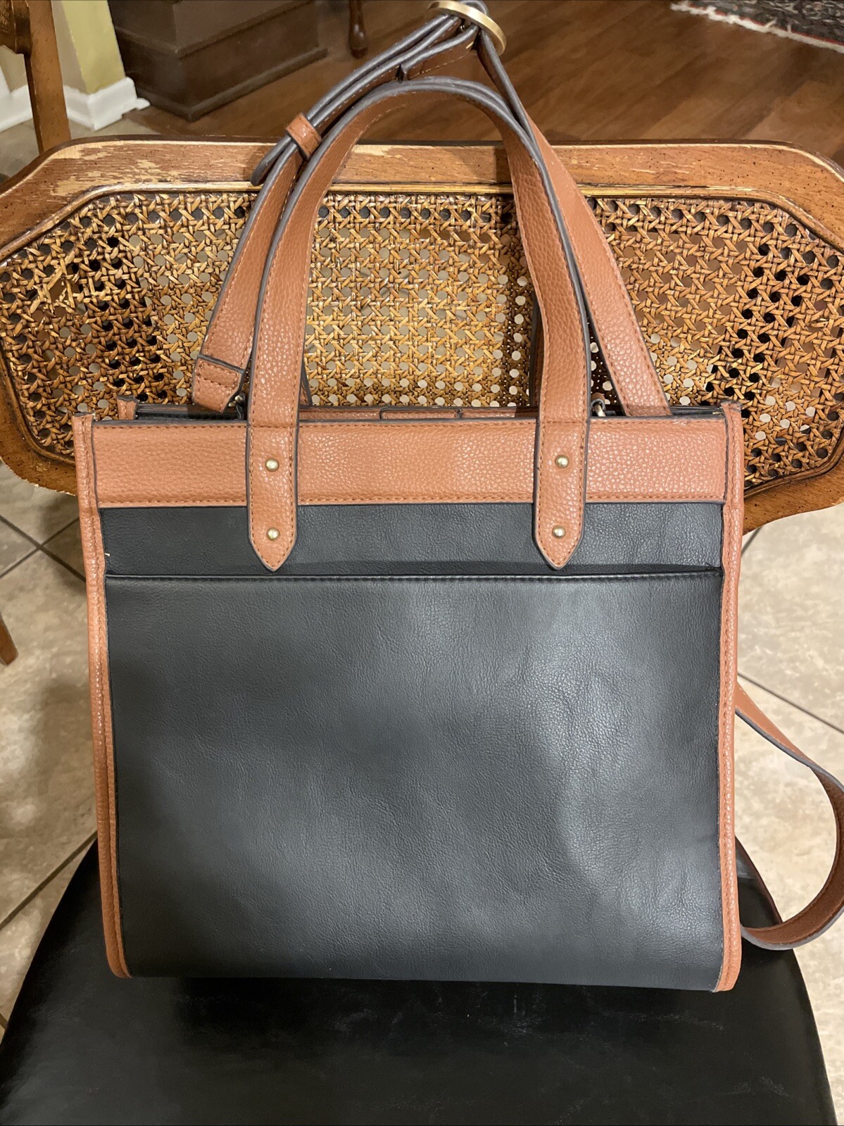 Stylish, Timeless Handbag - image 2