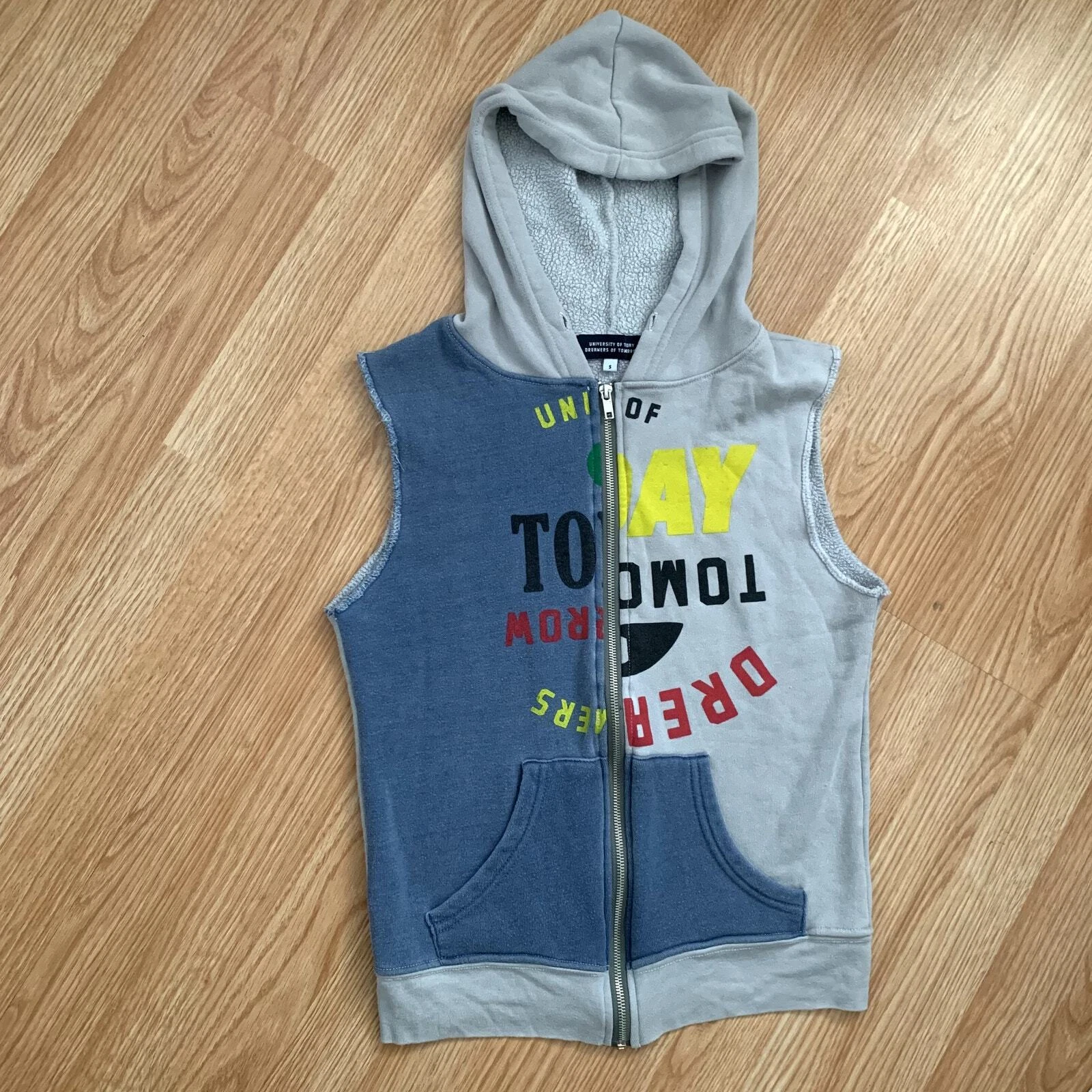 University of Today Dreamers of Tomorrow Graphic Print Logo Hoodie Sweatshirt S