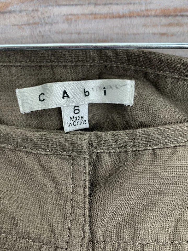 Calça CAbi #345 Keys marrom casca de coco perna larga em excelente estado usado feminina tamanho 6 x 34 - Imagem 2 de 3