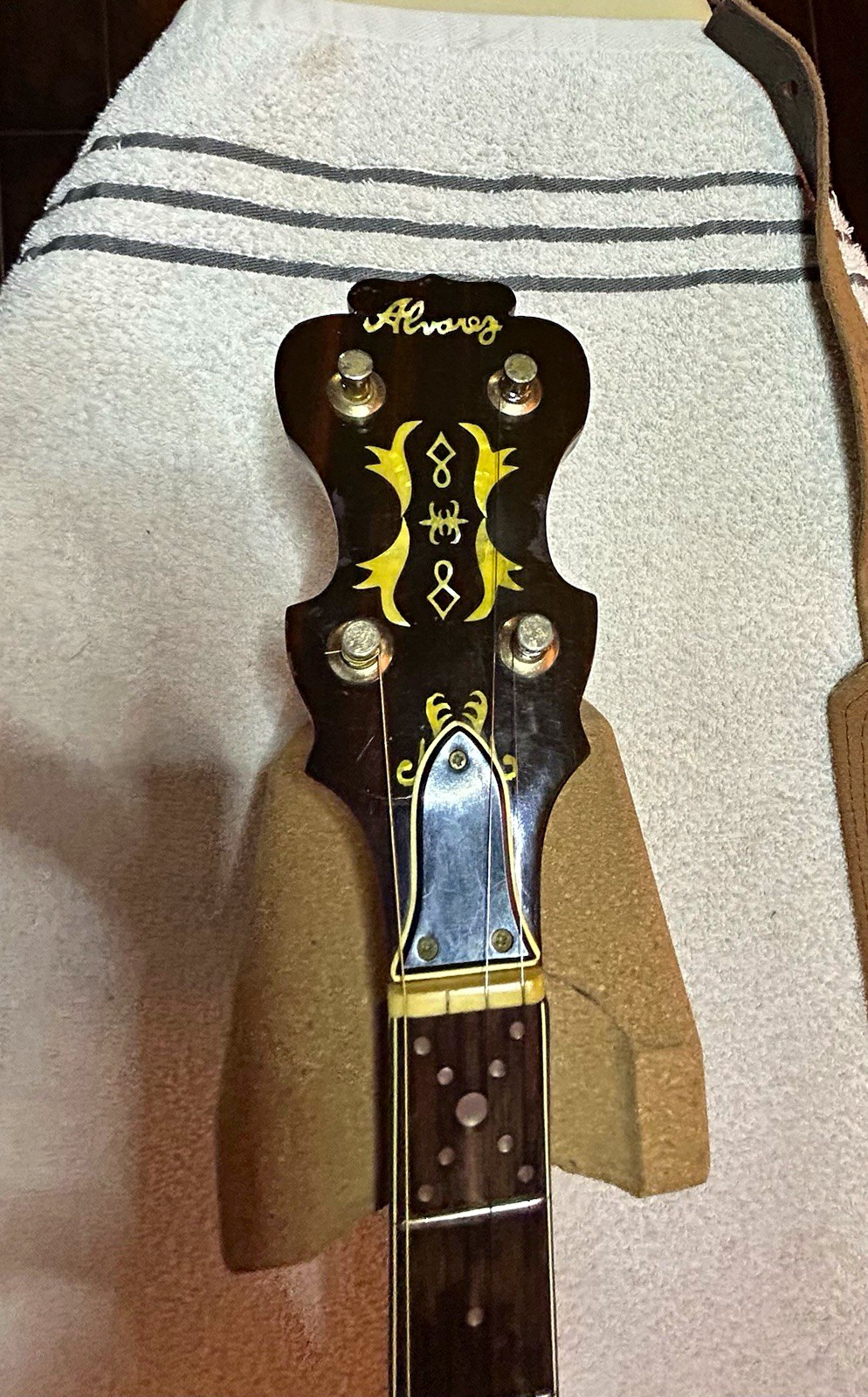 Vintage Alvarez Montana 5 String Banjo. Beautiful pearl inlay!!