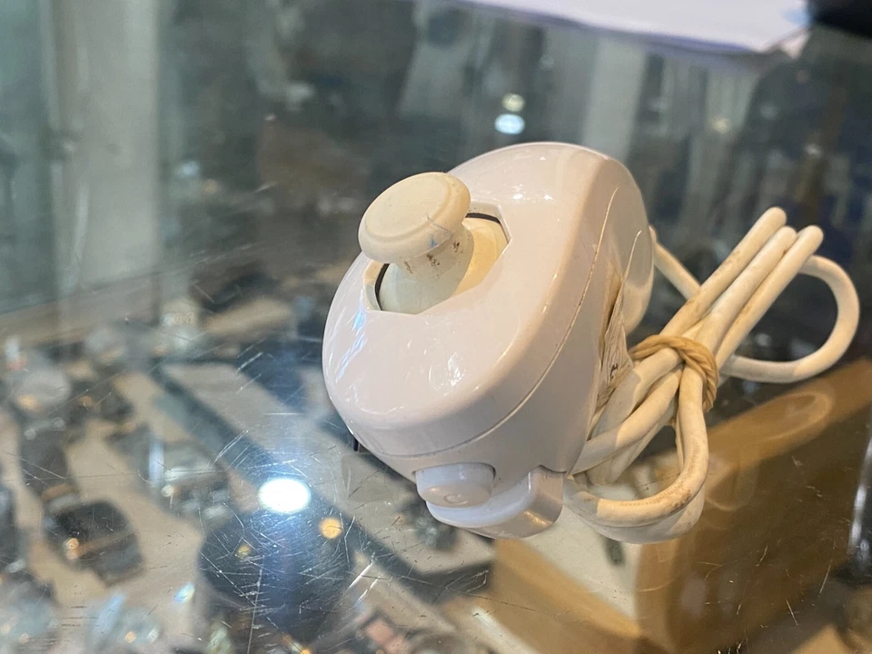 GENUINE NINTENDO WII NUNCHUCK IN WHITE (RVL-004) - Image 3 of 4