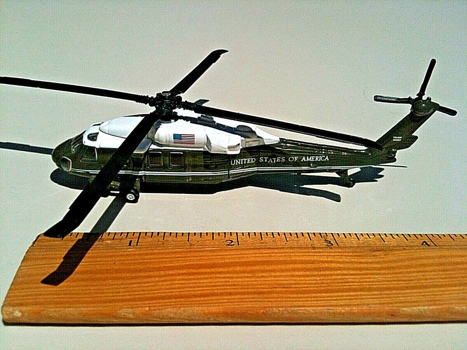 Corgi VH-60N Black Hawk Marine One President Helicopter Showcase Die-cast 1:140 - Image 3 of 4