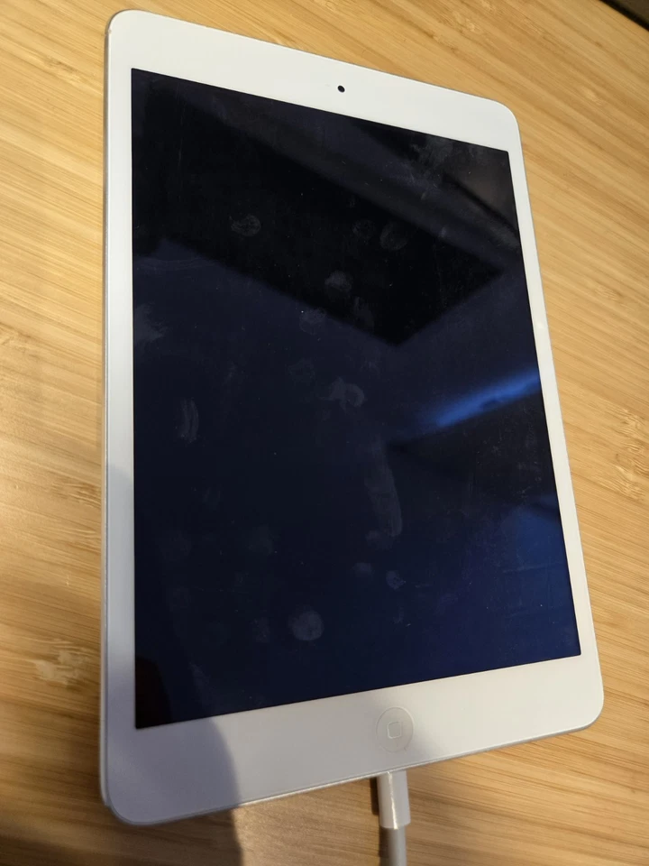 Apple iPad mini 2 32GB, Wi-Fi, 7.9in - White/Silver - Excellent Condition - Image 2 of 3
