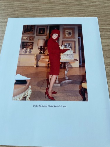 Kylie Minogue & Shirley MacLaine in Anzügen Szene Buch Foto - Bild 2 von 2